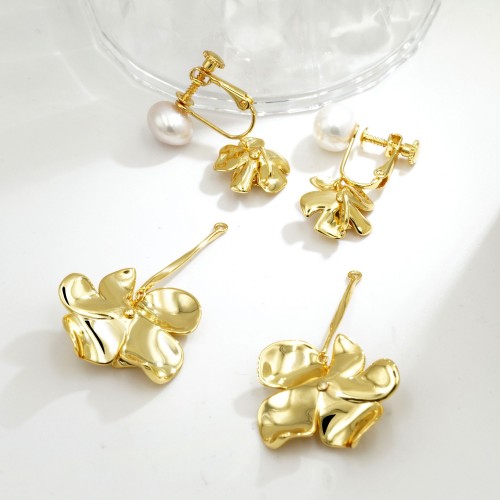 カメリアのお花イヤリング J-E240531（4週間発送） | ピアス  