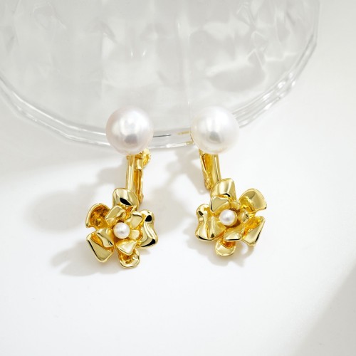 カメリアのお花イヤリング J-E240531（4週間発送） | ピアス  
